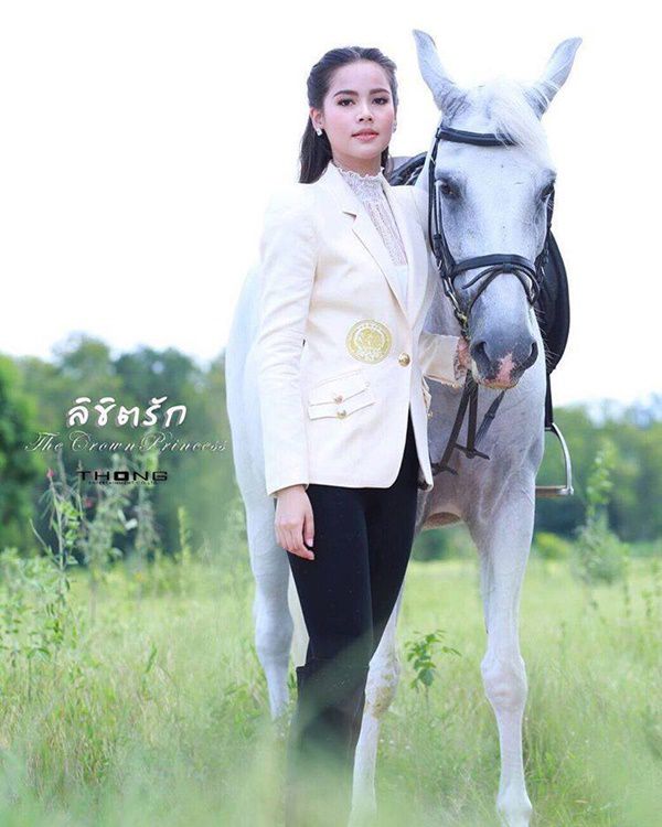 fans-hong-cap-doi-nadech-yaya-trong-phim-bo-phim-moi-likit-ruk 11