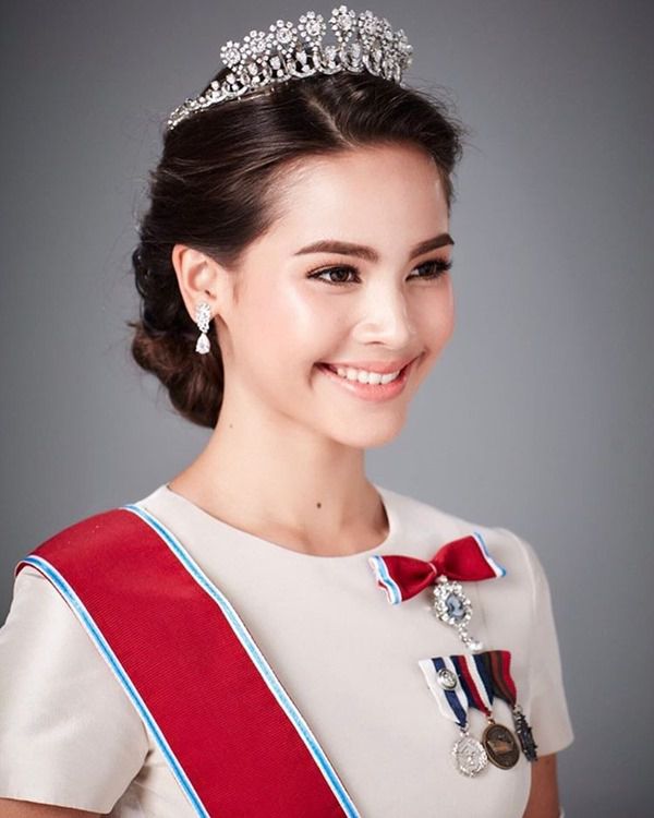fans-hong-cap-doi-nadech-yaya-trong-phim-bo-phim-moi-likit-ruk 9